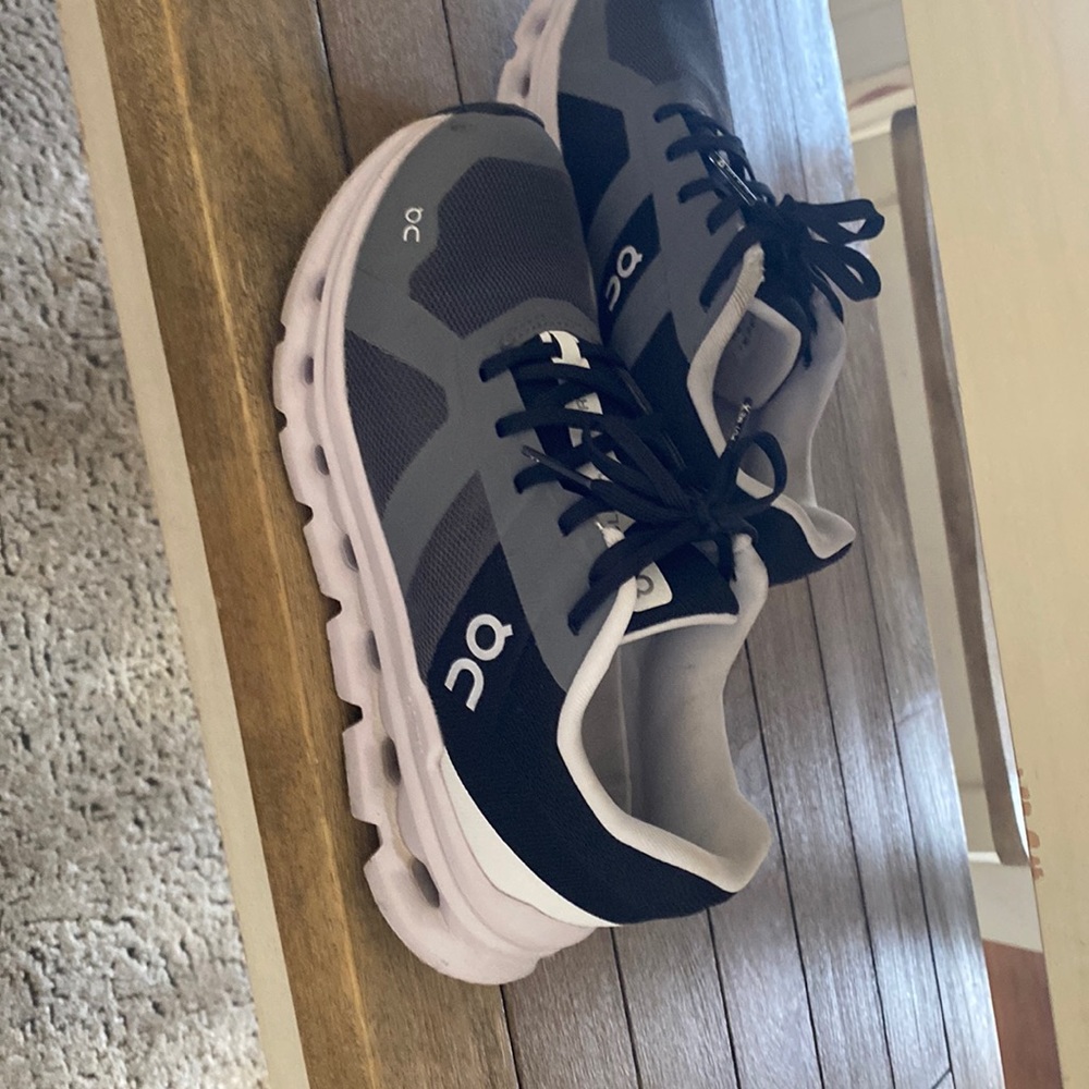 OnCloud Tec black and white sneakers